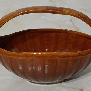 Lote siguiente: Cesta o Cuenco de Cerámica Vidriada Marrón con Asa