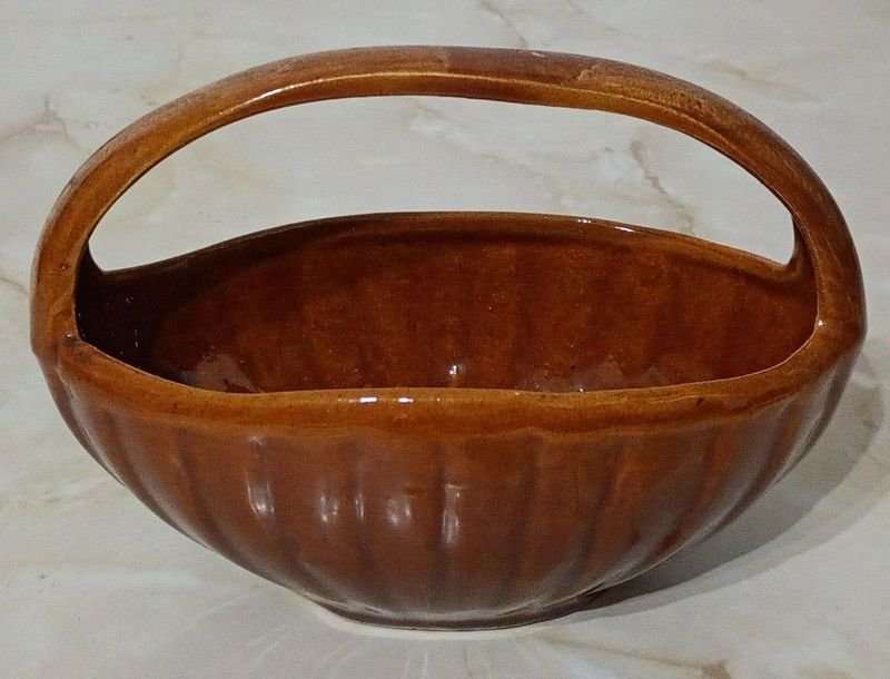 Cesta o Cuenco de Cerámica Vidriada Marrón con Asa