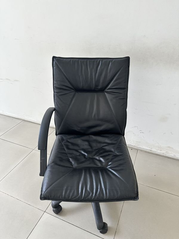 Lote anterior: Silla de Oficina Usada con Cuero Negro y Ruedas