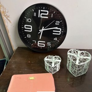 Reloj de Pared Negro con Billetera Rosa y Adornos Corazón - imagen 1