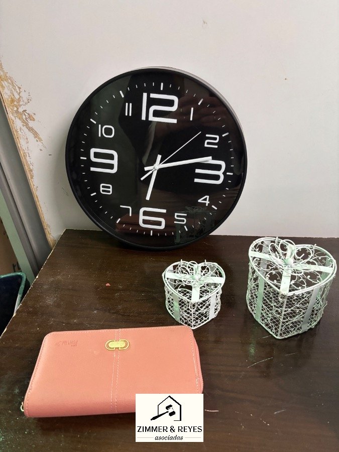 Reloj de Pared Negro con Billetera Rosa y Adornos Corazón