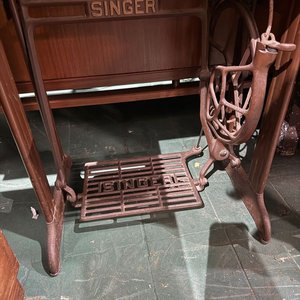 Máquina de Coser Antigua Singer con Mueble y Accesorios - imagen 10