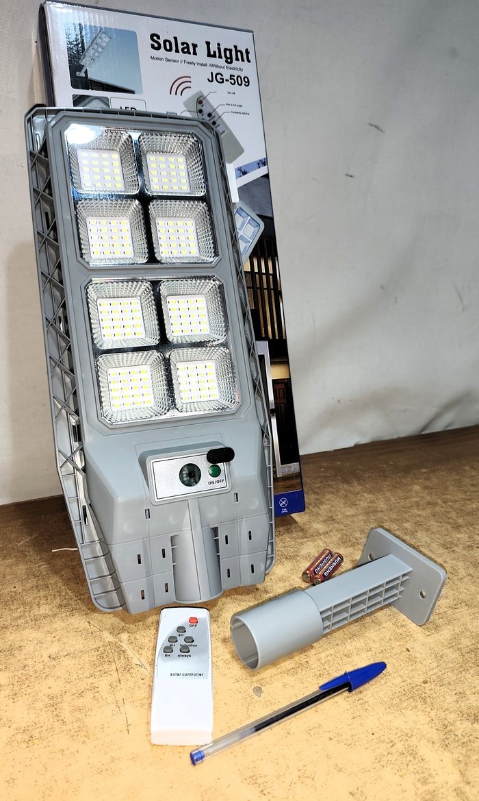 Foco LED Exterior Solar Recargable 300W con Sensor y Control Remoto