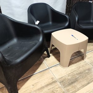 Juego de 3 Sillones Skarpo Negros y Mesa Auxiliar Beige de PVC para Exterior - imagen 4
