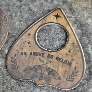Lote siguiente: Tabla Ouija Completa 4 Piezas Madera Fina con Planchas y Puntero