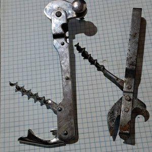 Lote anterior: Abrelatas y Sacacorchos Antiguos de Metal