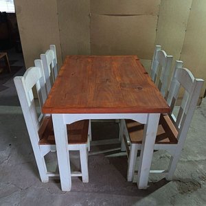 Juego de Comedor de Madera: Mesa y 4 Sillas en Excelente Estado - imagen 1