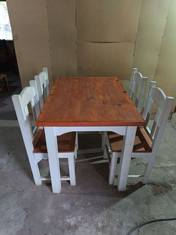 Juego de Comedor de Madera: Mesa y 4 Sillas en Excelente Estado