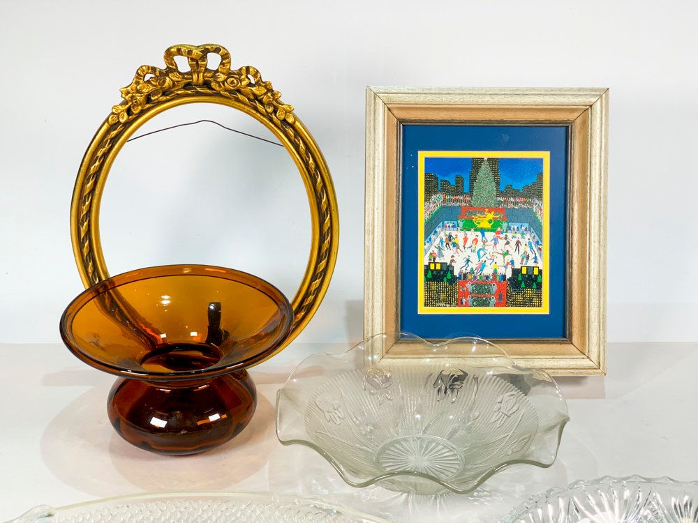 Lote de arte decorativo con marco oval dorado y fuentes de vidrio - imagen 2