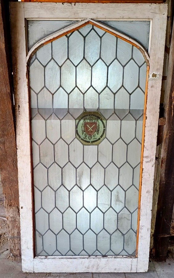Vitraux antiguo con diseño de escudo central - imagen 2