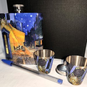 Set de Petaca y Vasos de Acero con Diseño "Terraza de Café por la Noche" de Van Gogh - imagen 4