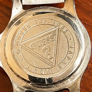 Reloj Guess de Dama Deportivo con Bisel Dorado y Correa Blanca - imagen 4
