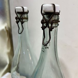Par de Botellas Antiguas de Vidrio Verdoso con Cierre Mecánico - imagen 3