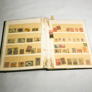 Álbum de Sellos Postales con Colección Variada - imagen 1