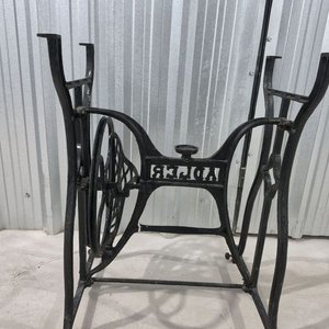 Mesa de Apoyo con Base de Hierro Fundido de Máquina de Coser Antigua Adler - imagen 3