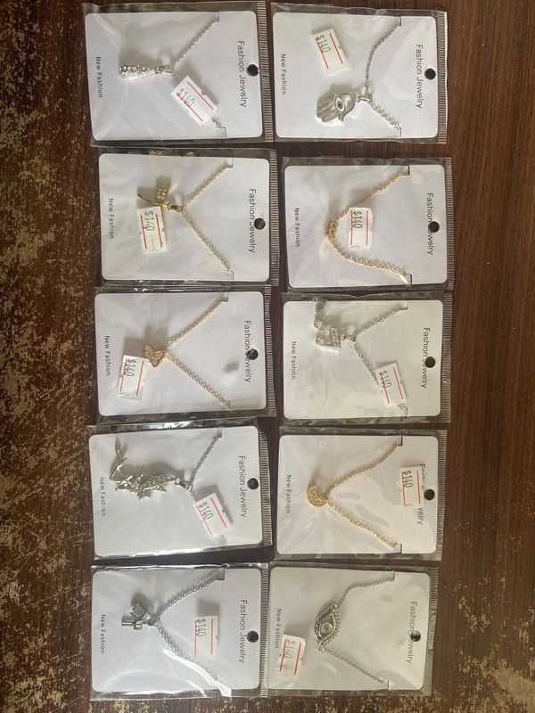 Lote de 10 Collares de Bijouterie Nuevos en Blíster