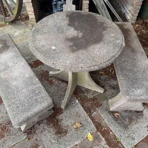 Lote anterior: Juego de Jardín de Concreto: Mesa Redonda y Dos Bancos