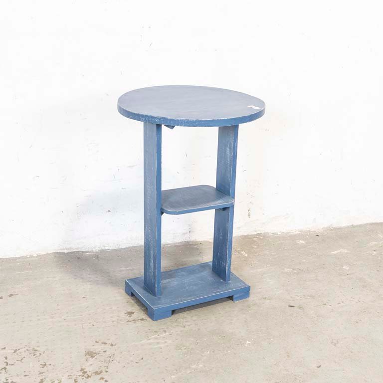 Lote siguiente: Mesa de sala de madera con tapa circular y estante, patinada en color celeste