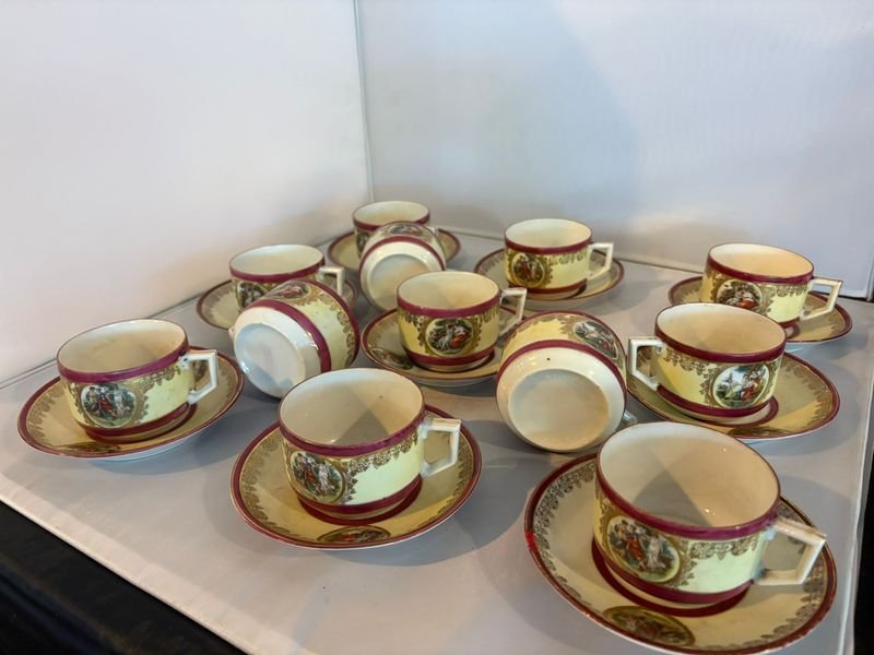 Juguetes para bebés: Tazas y platitos con escenas románticas