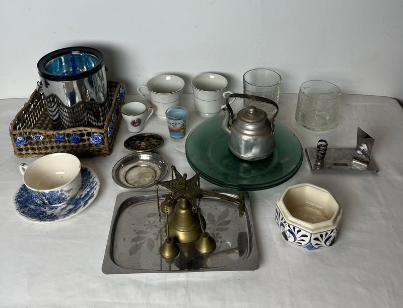Lote siguiente: Colección de artículos vintage y decorativos