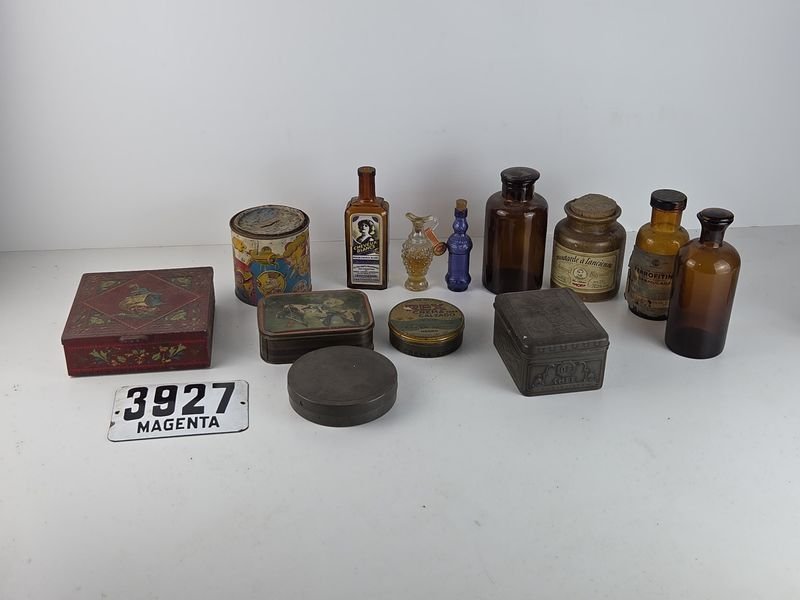 Colección de latas antiguas y objetos decorativos