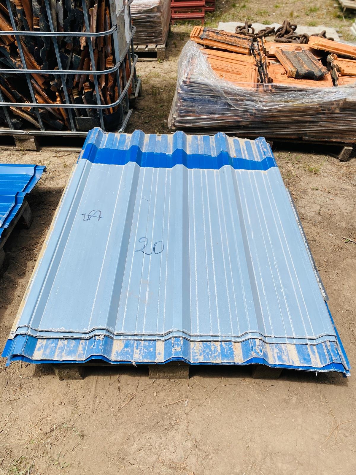 Lotes de chapas corrugadas y contenedores plásticos