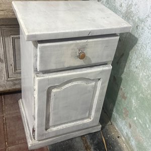 Lote siguiente: Mesa de Luz Antigua Estilo Rústico