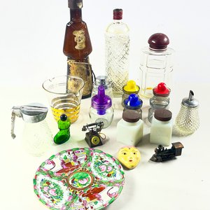 Lote anterior: Lote de Objetos Decorativos: Sacapuntas, Botella Ámbar, Plato Cantonés y Hielera