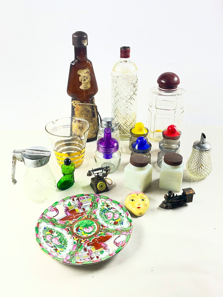 Lote de Objetos Decorativos: Sacapuntas, Botella Ámbar, Plato Cantonés y Hielera