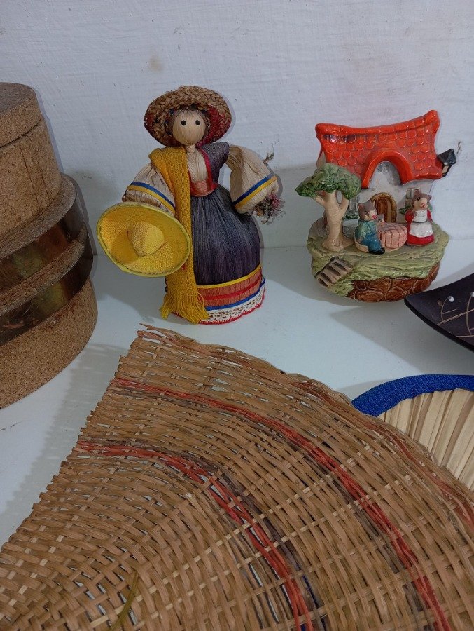 Colección de artículos decorativos y útiles - imagen 4