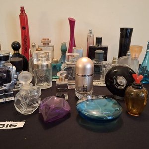 Lote siguiente: Lote de Frascos de Perfume Vacíos de Colección