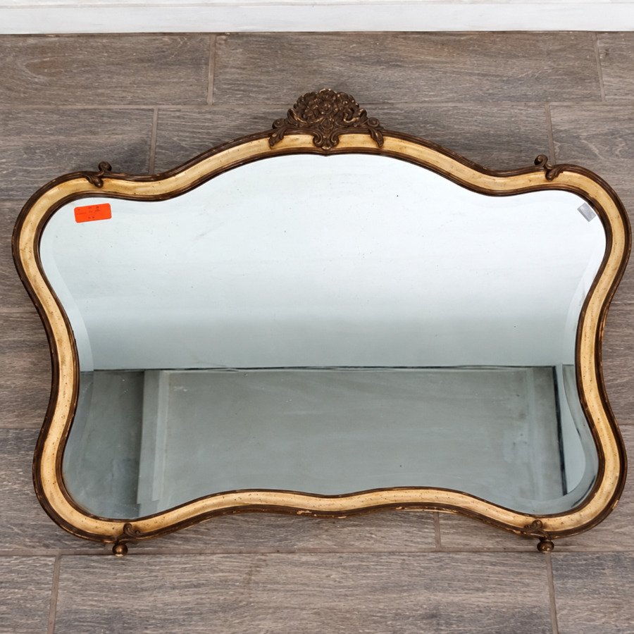 Espejo Estilo Francés Biselado con Marco Dorado y Detalle Ornamental