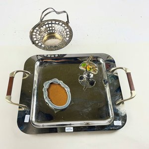 Cuatro piezas, bandeja en metal asas laterales, centro firma canasta con depósito hialino y centro calado - imagen 2