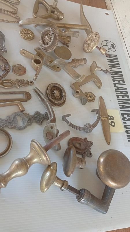 Herrajes antiguos en bronce para decoración y uso