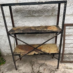 Dos Estanterías Metálicas y Reja de Alambre - imagen 3