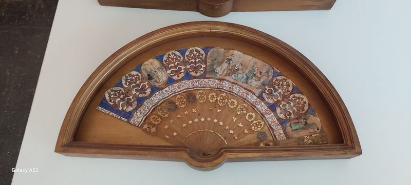 Par de abanicos enmarcados con detalles artesanales - imagen 2