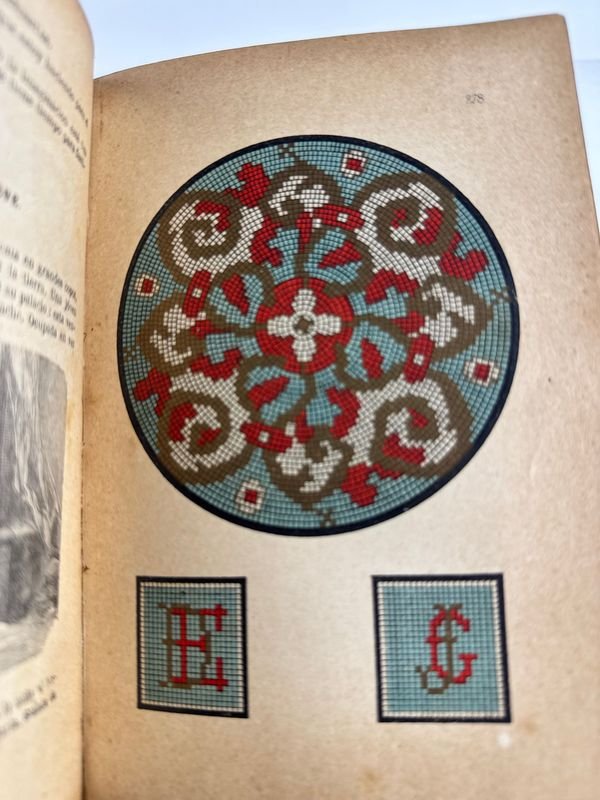 Libro antiguo con ilustraciones de castillos y manos de plata - imagen 5