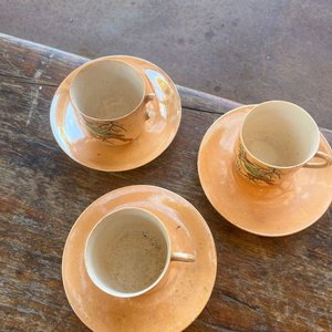 Conjunto de Pocillos de Porcelana con Platillos, Frasco para Café y Salsero de Cerámica - imagen 9