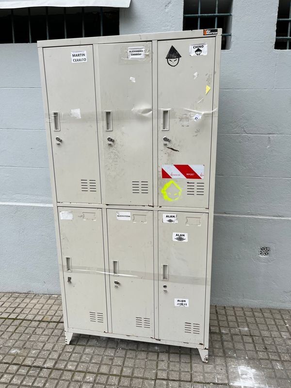 Gabinete Metálico Gris con 6 Puertas