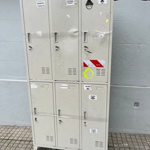 Gabinete Metálico Gris con 6 Puertas - imagen 1