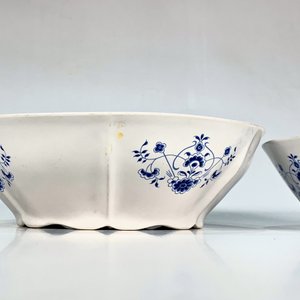 Dos Ensaladeras de Losa Blanca con Flores Azules - Industria Uruguaya - imagen 2