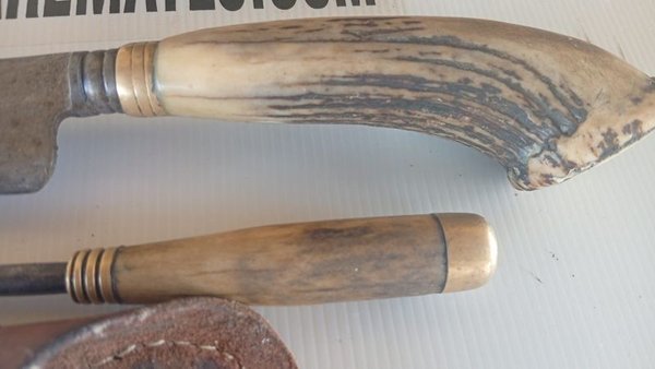 Cuchillo con chaira y vaina de madera - imagen 2