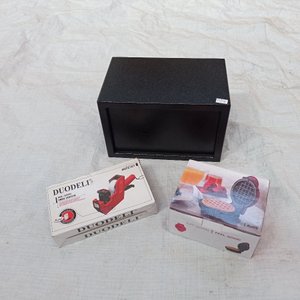 Tres piezas: caja fuerte en metal  (sin llave) + waflera y etiquetadora. - imagen 3