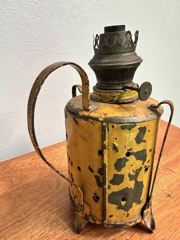 Farol de Queroseño - Vaso de Metal Amarillo con Manija y Espuela - imagen 4