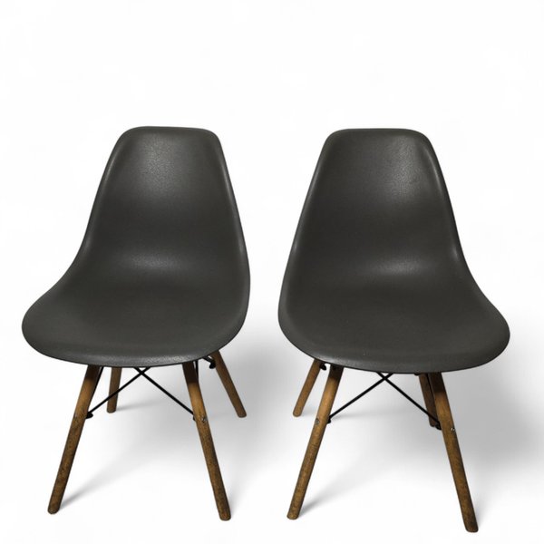 Dos sillas de estilo Eames en excelente condición