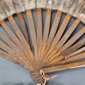 Lote de Tres Abanicos Antiguos: Nácar Decorado y Madera Pintada a Mano - imagen 9