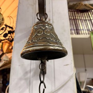 Campana Decorativa de Bronce con Soporte de Hierro Forjado - imagen 4