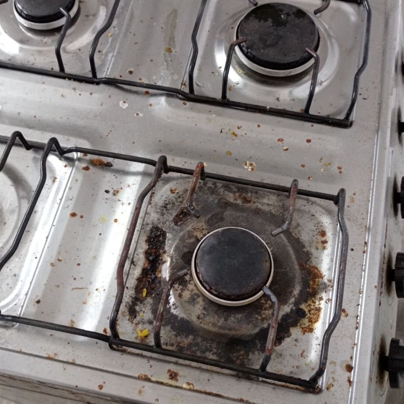 Cocina marca Tem, con rastro de óxido. No se probó. - imagen 7