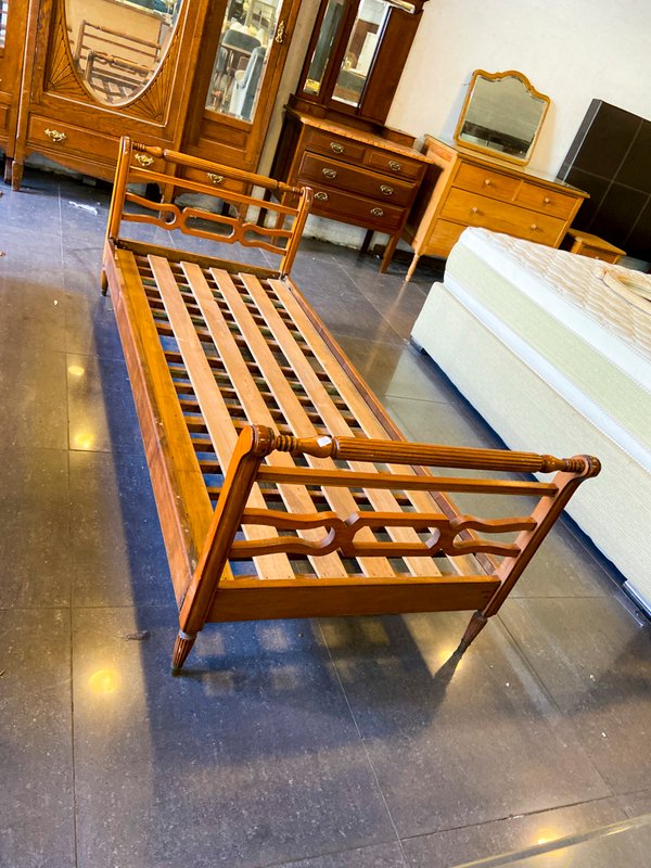 Elegante Cama Antigua de Madera Estilo Francés
