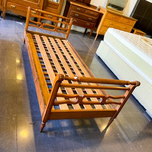 Elegante Cama Antigua de Madera Estilo Francés - imagen 1